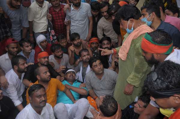 लाठीचार्ज होने के बाद ऊर्जा मंत्री प्रदुमन सिंह तोमर को आप बीती सुनाते हुए कार्यकर्ता