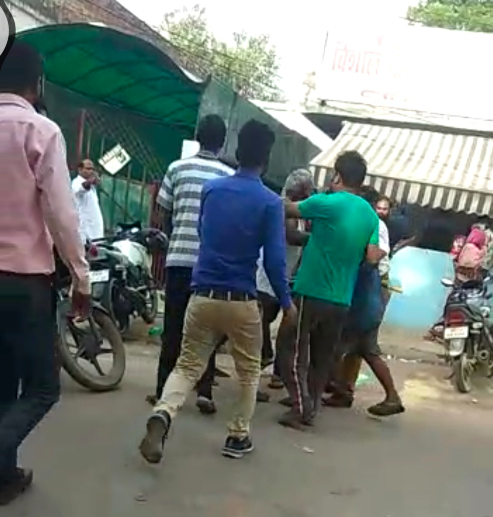 रायबरेली जिला अस्पताल चौराहा बना गुंडागर्दी का अड्डा, दबंगो ने एलआईसी एजेंट पर किया हमला, वीडियो सोशल मीडिया पर वायरल