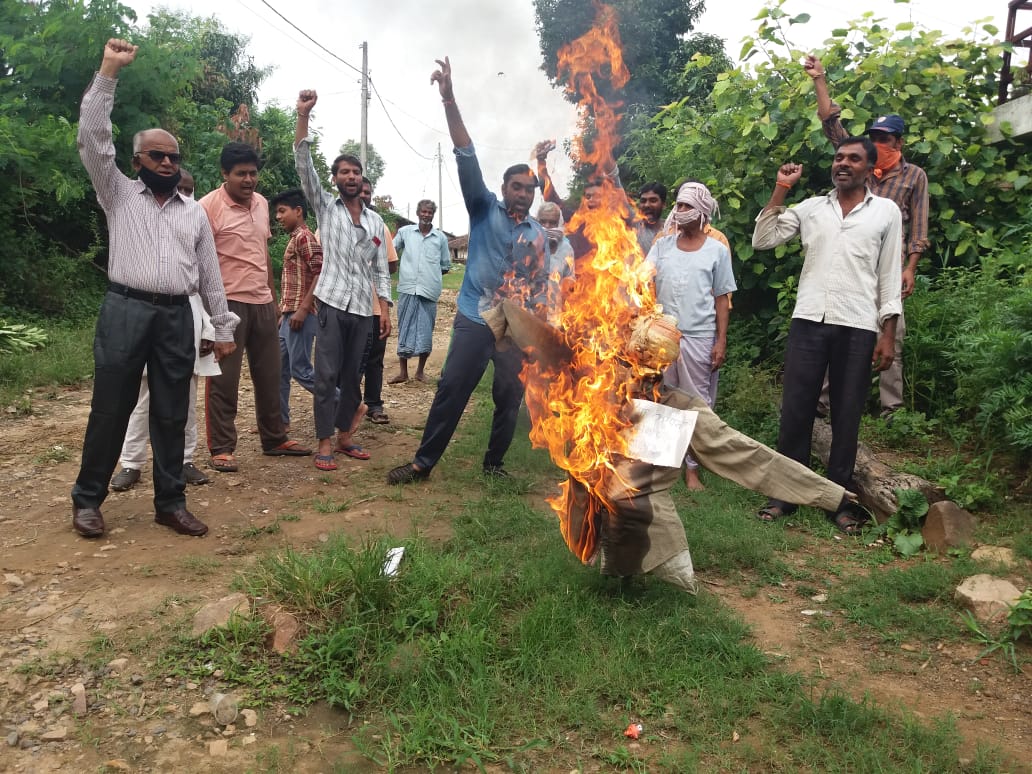किसानों ने बीमा कंपनी का पुतला जलाकर विरोध किया