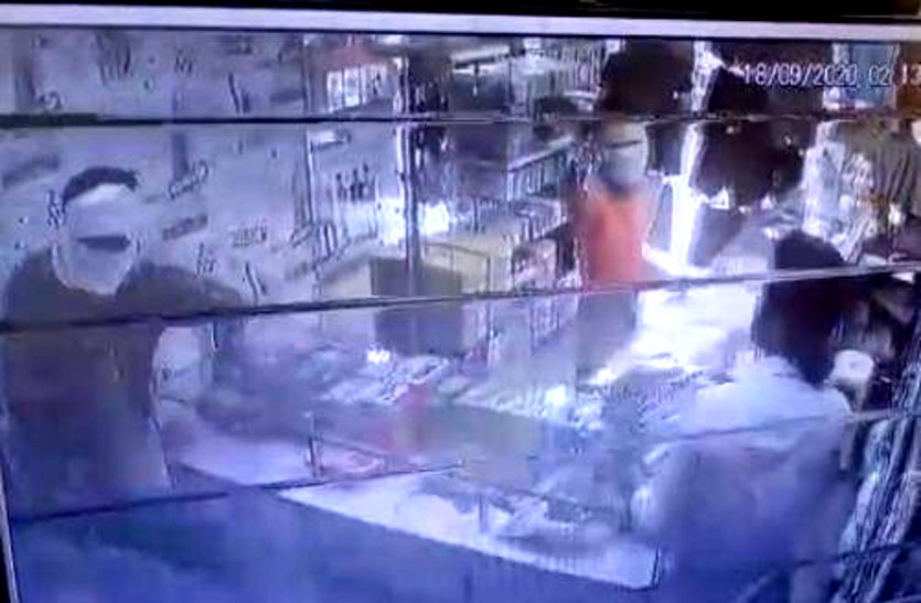 भिलाई में बदमाशों ने कट्टा दिखाकर कपड़ा व्यापारी पर किया ब्लेड से हमला, ग्राहकों को निकाल दिया था दुकान से बाहर