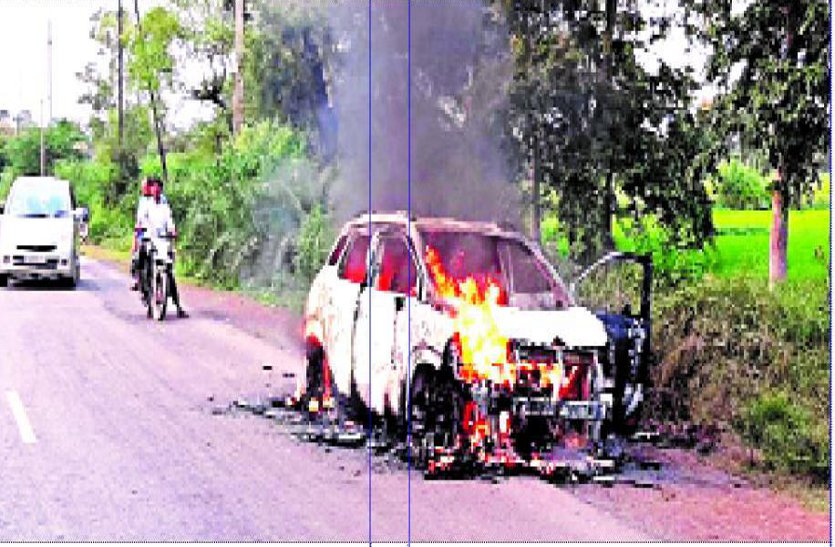 टेस्ट ड्राइव के लिए निकले थे अचानक चलती कार में लग गई आग, सवारों ने कूद कर बचाई जान