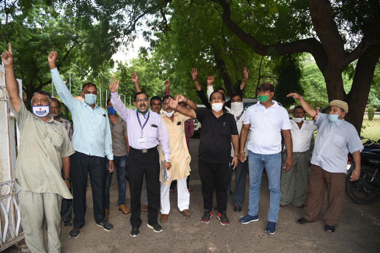 कर्मचारियों ने कुलपति को गेट से लौटाया, घर पर हुई सिण्डीकेट बैठक
