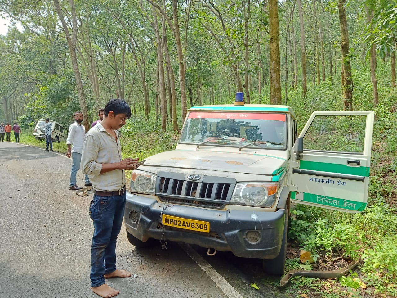 Jeep collided with ambulance vehicle to bring patient, three injured