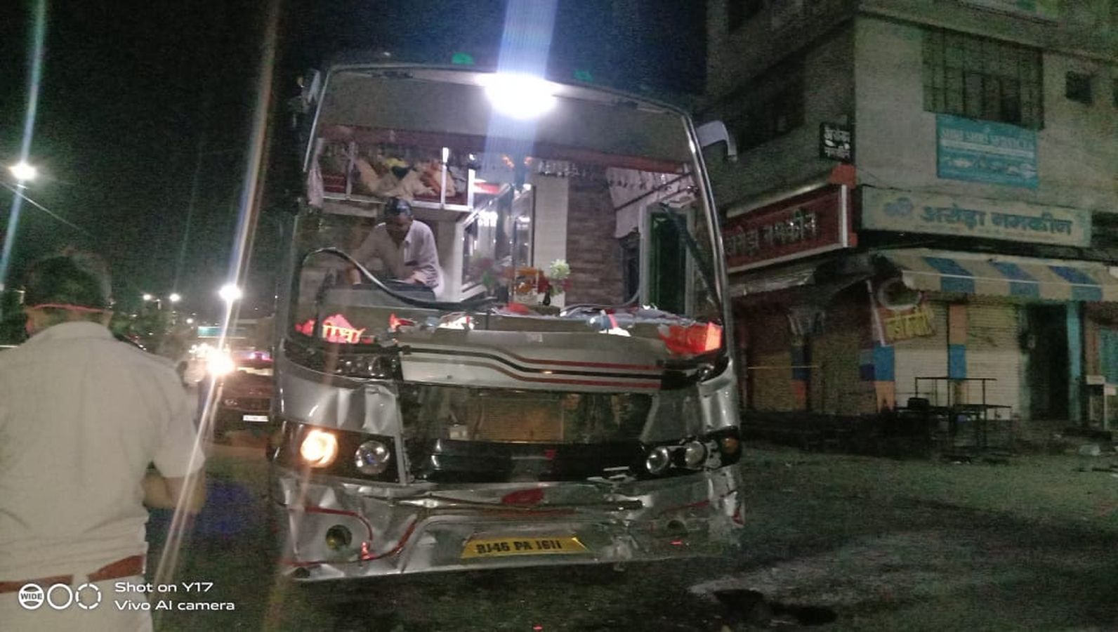 बस बैक लेकर पीछे खड़ी बस को टक्कर मारी