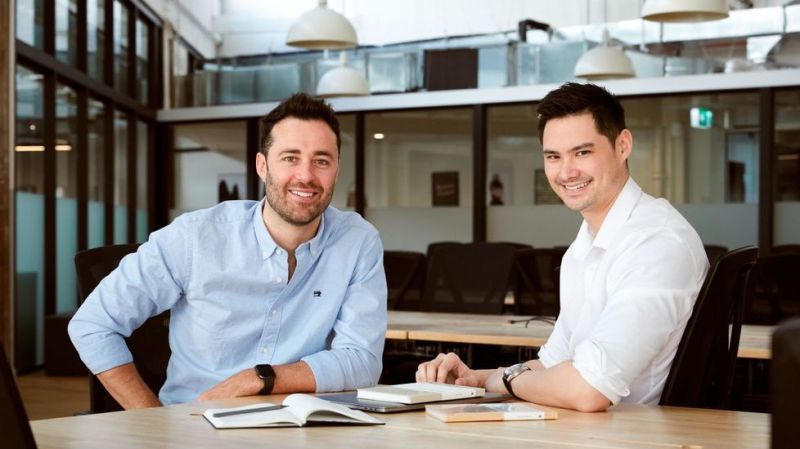 पत्थरों से कागज बनाकर लाखों पेड़ बचा रहे ये दो युवा, सालाना 25 हज़ार किलो कार्बन भी कम कर रहे