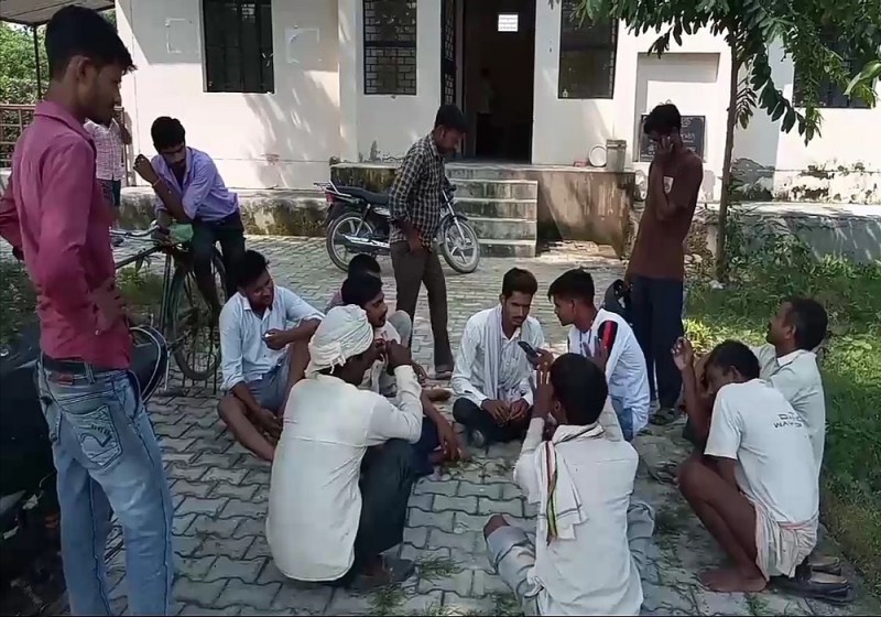 जब जवाब दे गया किसानों का धैर्य, तो अपनी मांगो को लेकर बैठ गए धरने पर, बोले हो रहा सब चौपट