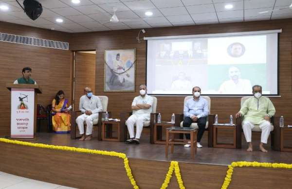 जनजाति कल्याण आश्रम गुजरात।