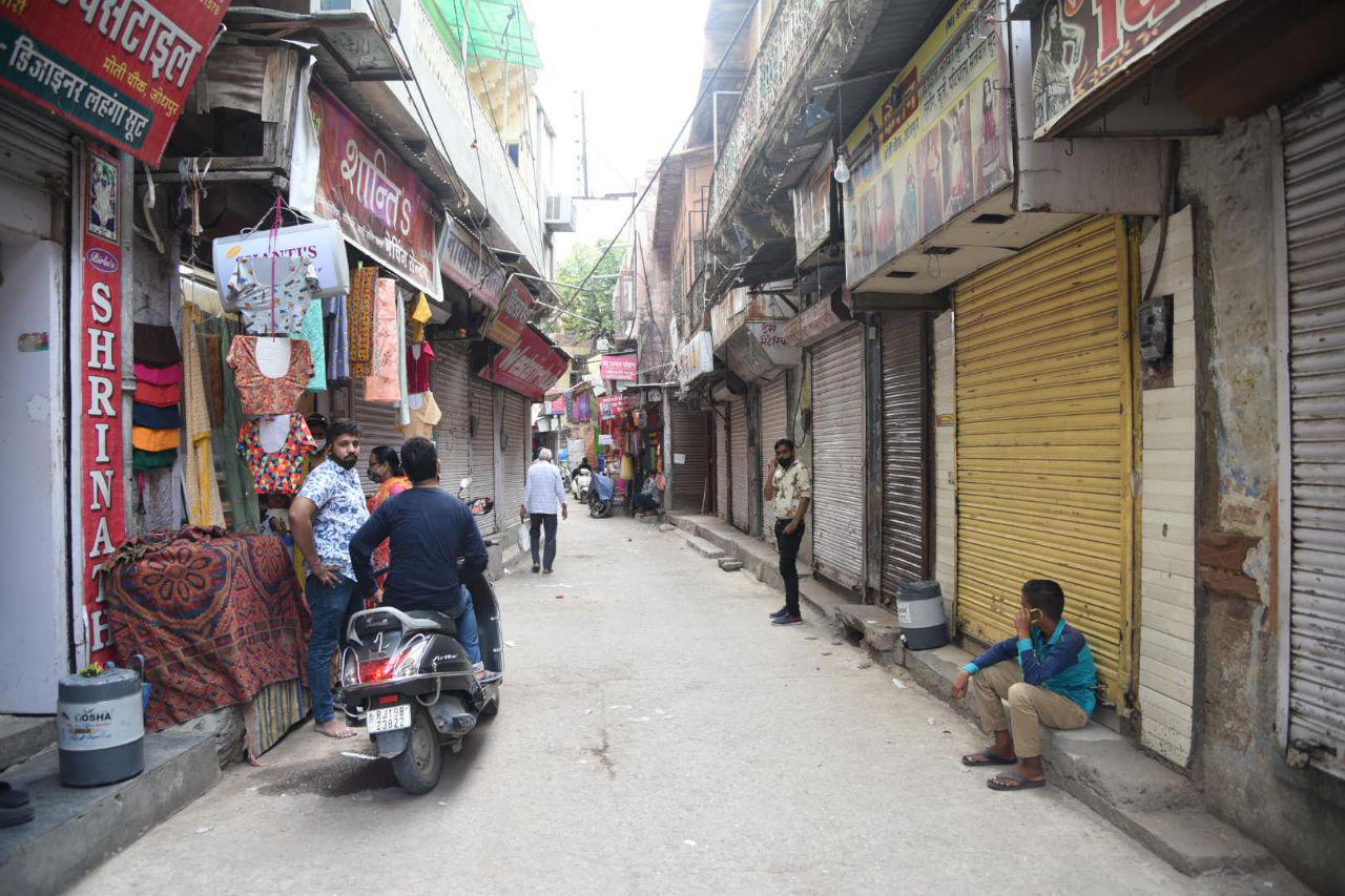 स्वैच्छिक कर्फ्यू के पहले दिन दुकानें खुली रही, जनता कम निकली बाजार में