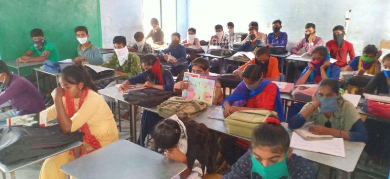 यहां सरकारी स्कूल में बिना सोशल डिस्टेंसिंग के चल रही कक्षाएं, कोरोना संक्रमण के भयानक आंकड़ों के बीच सरकारी गाइडलाइंस का हो रहा उल्लंघन