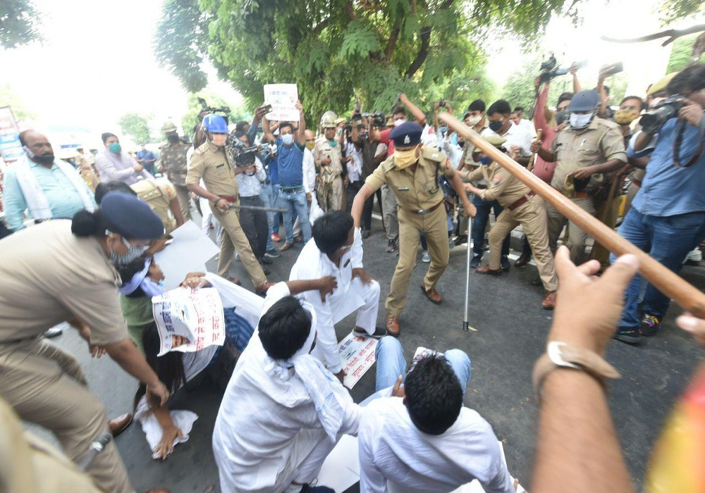 किसान बिल के विरोध में आम आदमी पार्टी के सदस्यों ने किया प्रदर्शन दी गिरफ्तारी