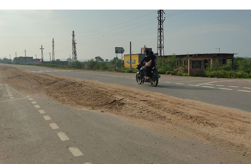 बजरी माफिया ने थाना प्रभारी व पुलिस जीप पर ट्रेक्टर चढ़ाने का प्रयास, फायरिंग कर किया बचाव