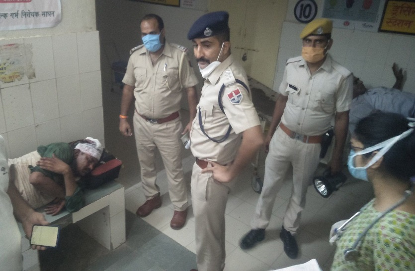 दो बाइक और कार की भिड़ंत में एक की मौत, 8 घायल