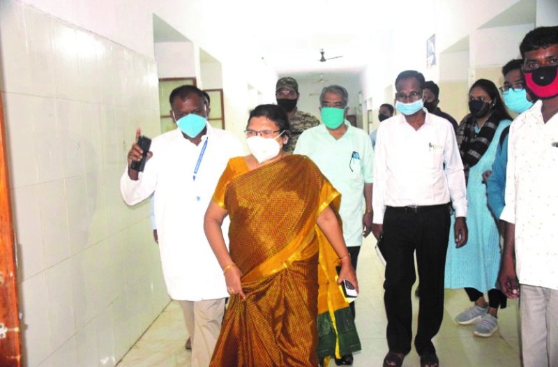 पद्भार संभालते ही कमिश्नर पहुंचीं मेडिकल कॉलेज अस्पताल, कोरोना मरीजों की ली पूरी जानकारी
