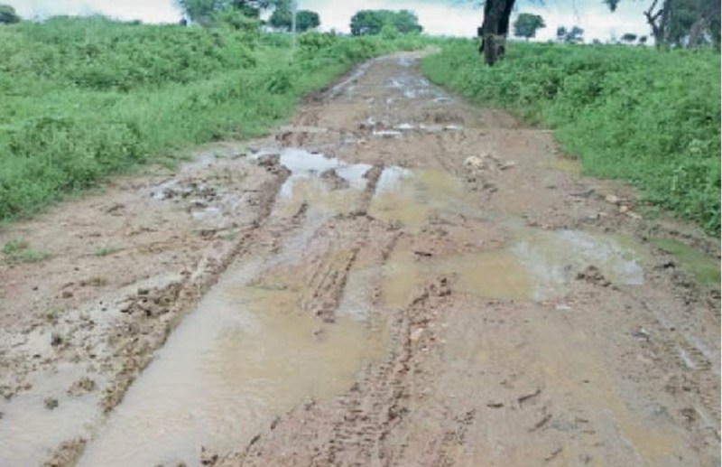 बरसात के दिनों में इस रास्ते पर चलना मुश्किल