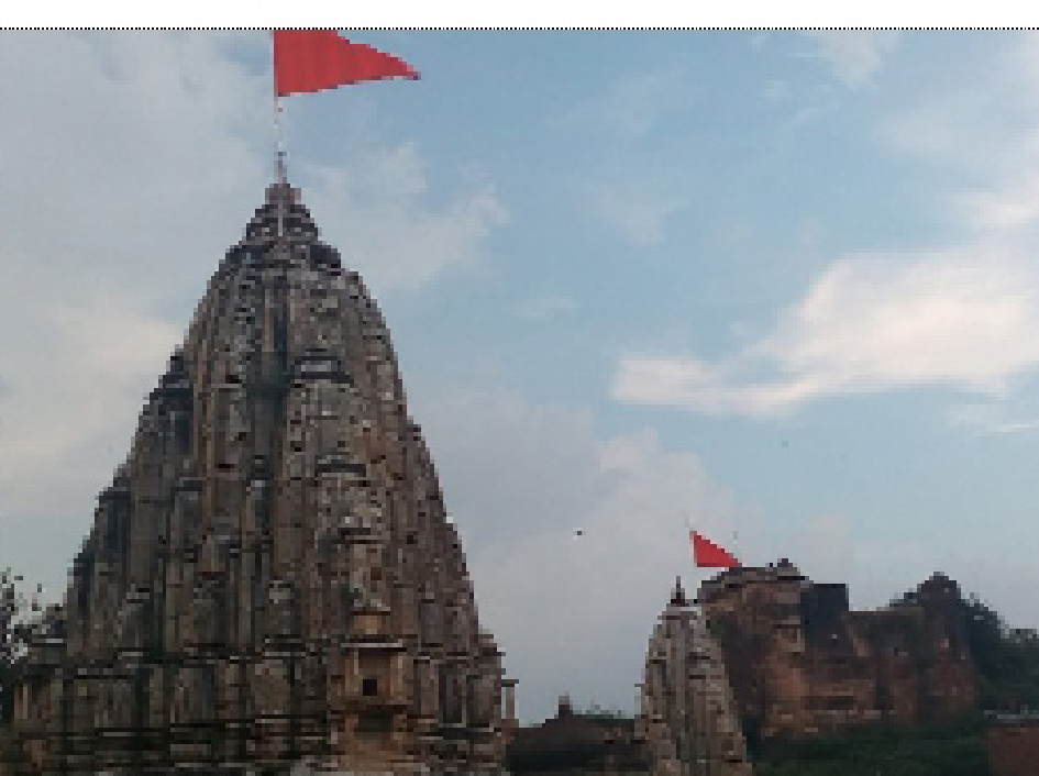 त्रिवेणी धाम के मंदिरों के शिखर पर ध्वजारोहण