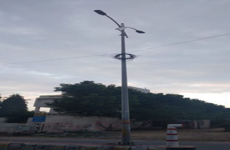 खंभों की खूबसूरती लील रहे लटके केबल तार !