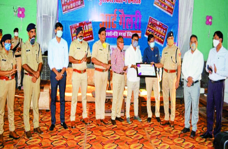 चार लाख रुपए में बिकी बाल कलाकारों की कलाकृतियां