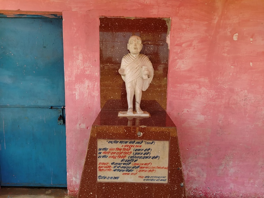 स्कूल परिसर में उपेक्षा का शिकार हो रही महापुरुष की प्रतिमा