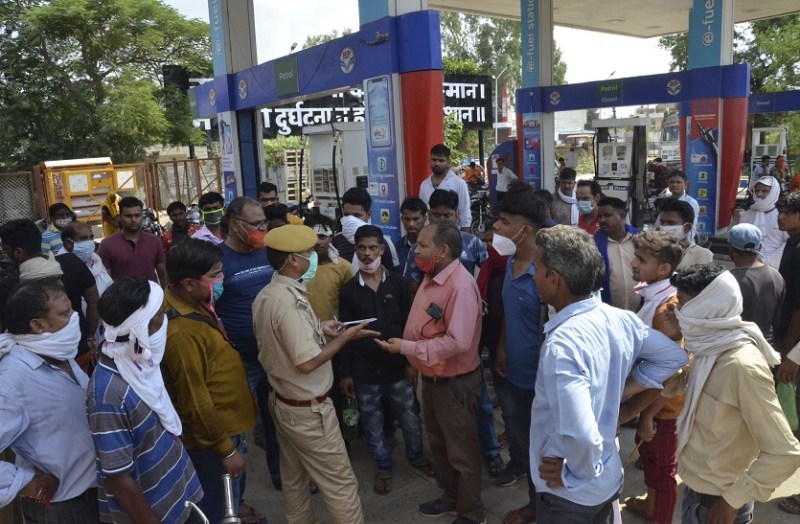 पेट्रोल भरवाते ही कुछ दूरी पर सीज हो गए वाहनों के इंजन, पंप पर जमकर हंगामा