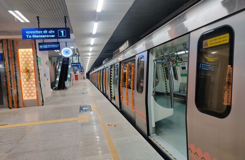परकोटे में पहली मेट्रो, बड़ी चौपड़ से चढ़े सिर्फ 10—12 यात्री
