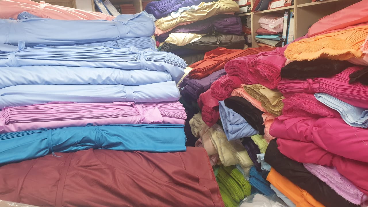 SURAT KAPDA MANDI: 300 करोड़ का यूनिफार्म कपड़े के कारोबार का पहिया रुका
