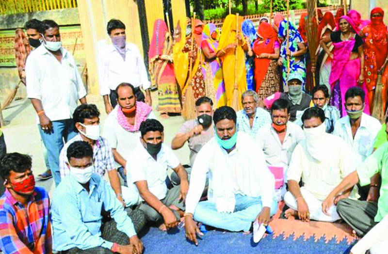 दस सूत्री मांगों को लेकर नगर परिषद के सामने धरने पर बैठे