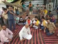 व्यापारी से मारपीट के विरोध में बाजार बंद रख किया धरना-प्रदर्शन