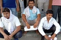 अवैध बजरी का भण्डारण करने पर तीन जने गिरफ्तार, मची खलबली