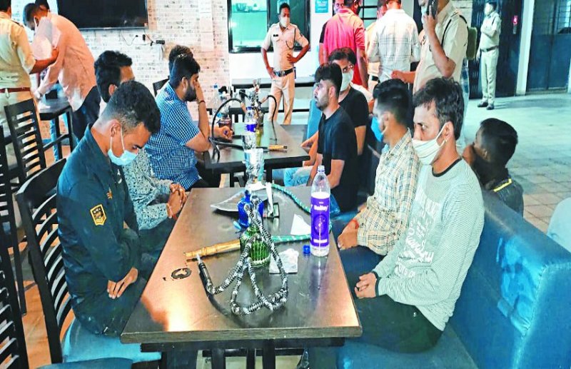 देर रात कैफे ब्लू स्काई में हुक्का गुडग़ुड़ाते मिले 28 लोग गिरफ्तार