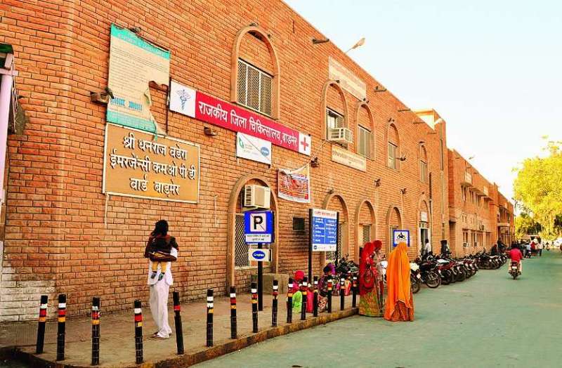 वायरल बुखार के पीडि़तों की कतारें, हर पर्ची पर लिखी जा रही पैरासिटामोल