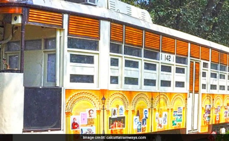 First time : कोलकाता में खुला पहला चलता-फिरता पुस्तकालय