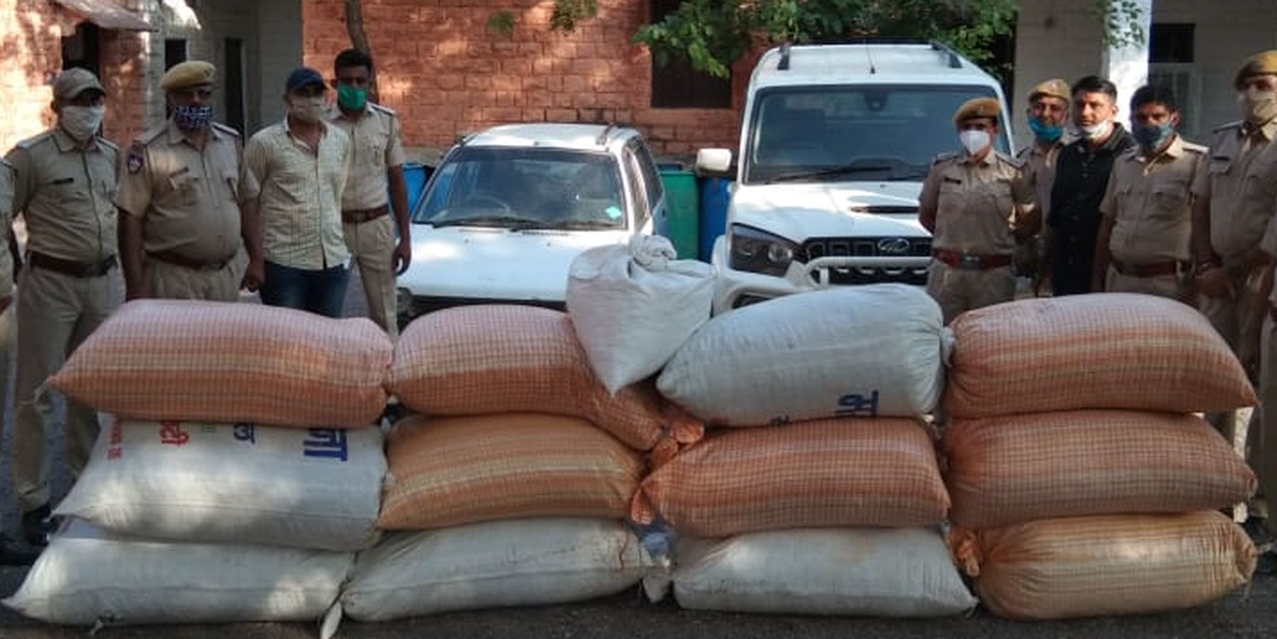 पुलिस के पीछा करने पर लावारिस छोड़ी दो कारों से 240 किलो डोडा पोस्त जब्त