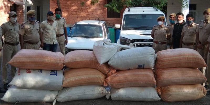 पुलिस के पीछा करने पर लावारिस छोड़ी दो कारों से 240 किलो डोडा पोस्त जब्त