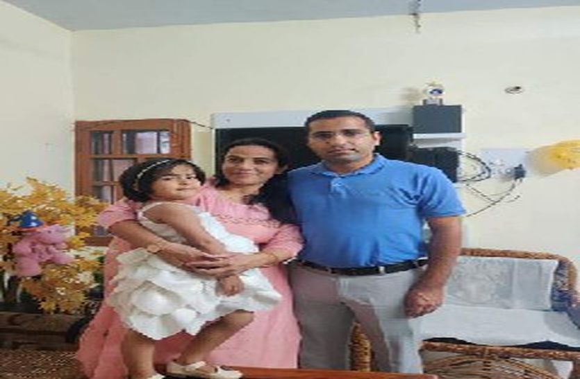 चिकित्सक पति की आत्महत्या खबर सुनकर पत्नी ने बेटी के साथ टैंक में लगाई छलांग