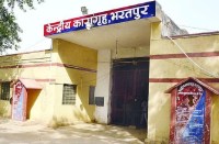 सेवर जेल में हिस्ट्रीशीटर के इशारे में मैस में मिलता है होटल का खाना