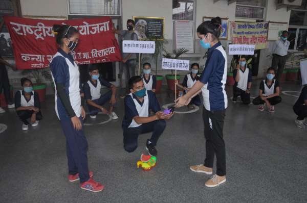 बच्चों ने दिया नुक्कड़ नाटक के जरिए ट्रेन से जा रहे यात्रियों को करोना से बचाव का संदेश