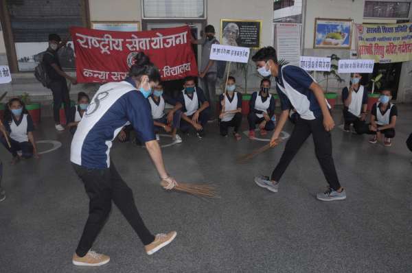 बच्चों ने दिया नुक्कड़ नाटक के जरिए ट्रेन से जा रहे यात्रियों को करोना से बचाव का संदेश