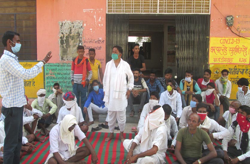 राजीव गांधी सेवा केंद्र पर ग्रामीणों ने किया प्रदर्शन, चरागाह व श्मशान भूमि से अतिक्रमण हटाने की मांग