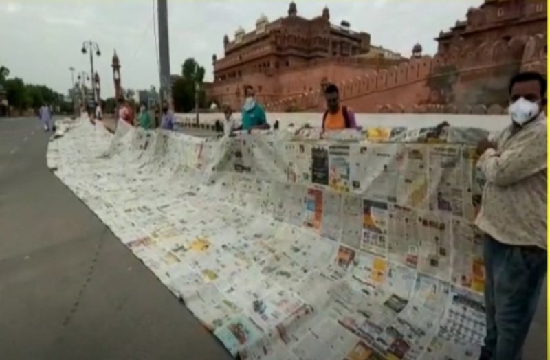 कागज से 154 फीट लम्बा लिफाफा बनाकर पॉलीथिन का बहिष्कार