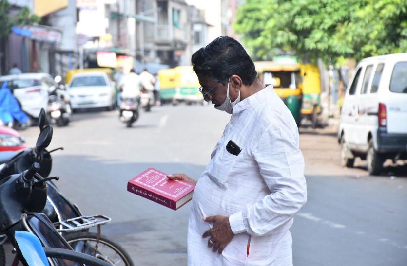Ahmedabad: फुटपाथ पर ही खोल दी लाइब्रेरी...