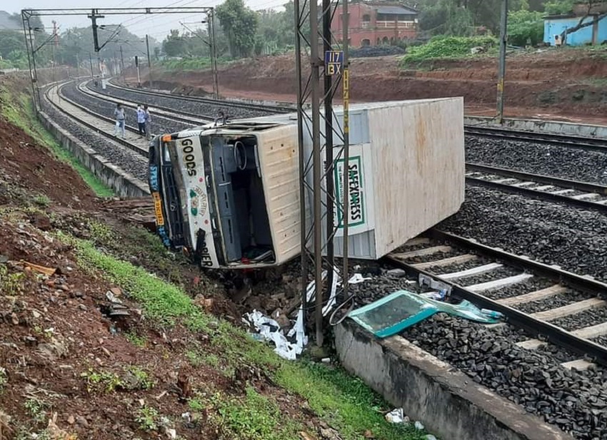 बंगाल में रेल पटरी पर ट्रक गिरा, टली बड़ी दुर्घटना