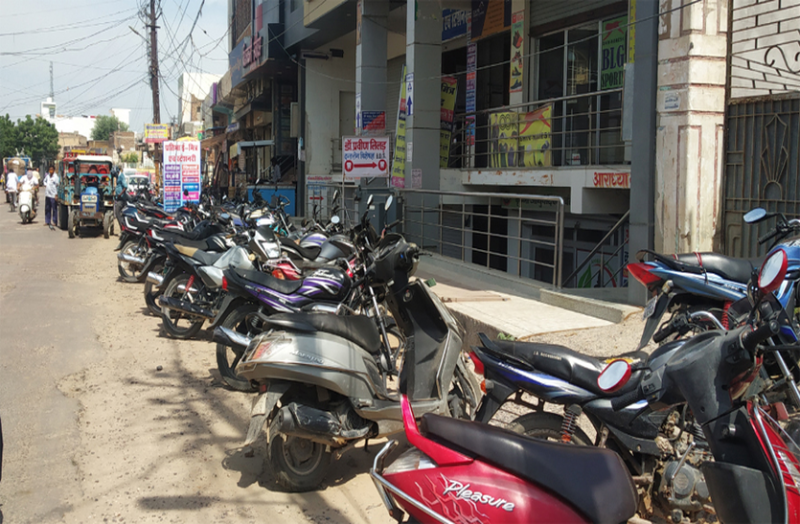 बदहाल यातायात व्यवस्था, पार्किंग स्थल बगैर रास्ते सिकुड़े