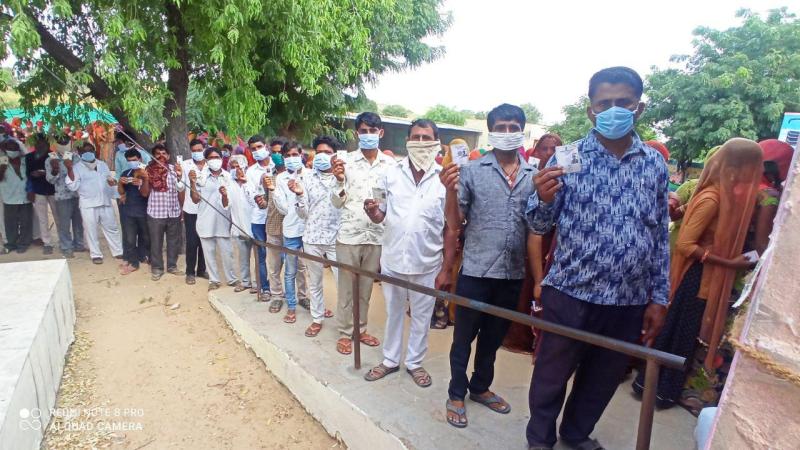 पहला चरण: कोविड के दौर में लगी कतारें, मतदान में रहा उत्साह