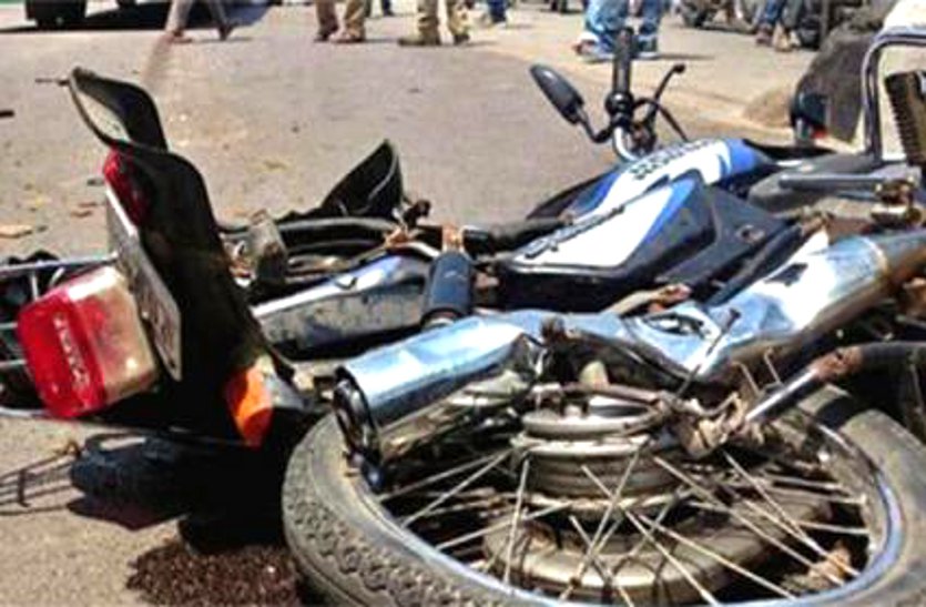 बेमेतरा में तेज रफ्तार ट्रेलर ने बाइक सवारों को कुचला, दो लोगों की मौके पर मौत, चालक फरार