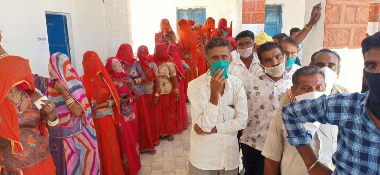 पंचायत चुनावों में सेनेटाइजर तो दिखे, लेकिन सोशल डिस्टेंसिंग रही नदारद