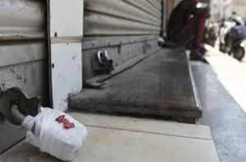 लॉकडाउन में भी दुकान खोलकर बेच रहे थे कपड़े, तहसीलदार-सीएमओ ने दुकान किया सील