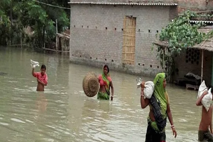 Bihar Election: बाढ़ की तबाही झेल रहे लाखों लोग, सुरक्षित चुनाव पर उठ रहे सवाल