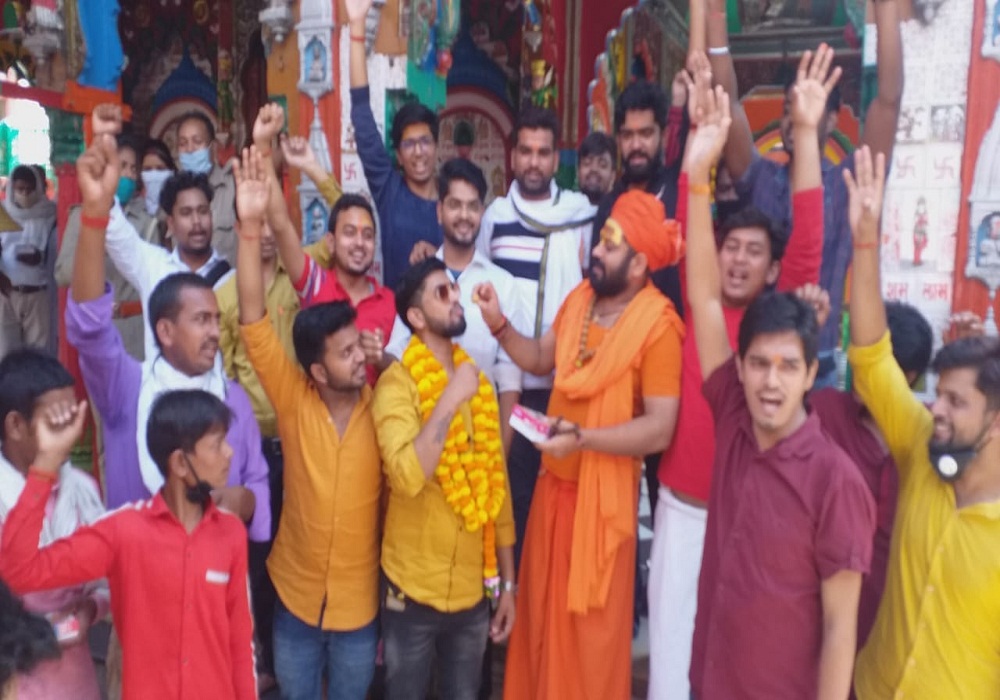 कोर्ट के फैसले पर अयोध्या में उत्सव का माहौल संतो ने बांटी मिठाई मनाया जश्न