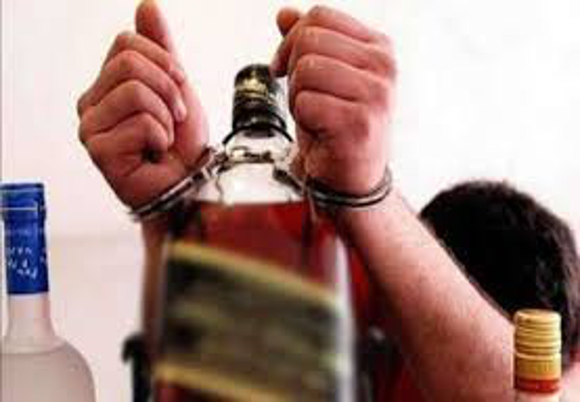 4 पुलिस ऑफिसरों पर गिरी गाज तो आबकारी विभाग ने पकड़ी 52 लीटर शराब, सरकारी शराब दुकान के 2 सेल्समैन व गार्ड बर्खास्त