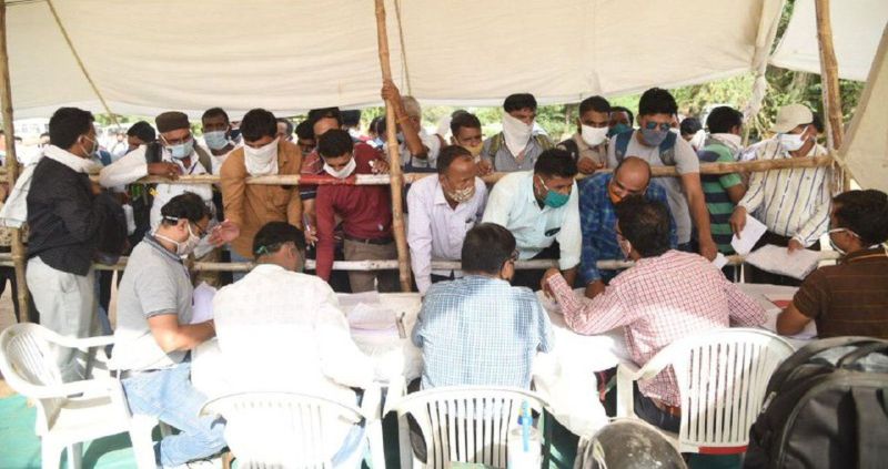 कोरोना के बीच चुनाव : सरकारी सिस्टम में ही उड़ी नियमों की धज्जियां